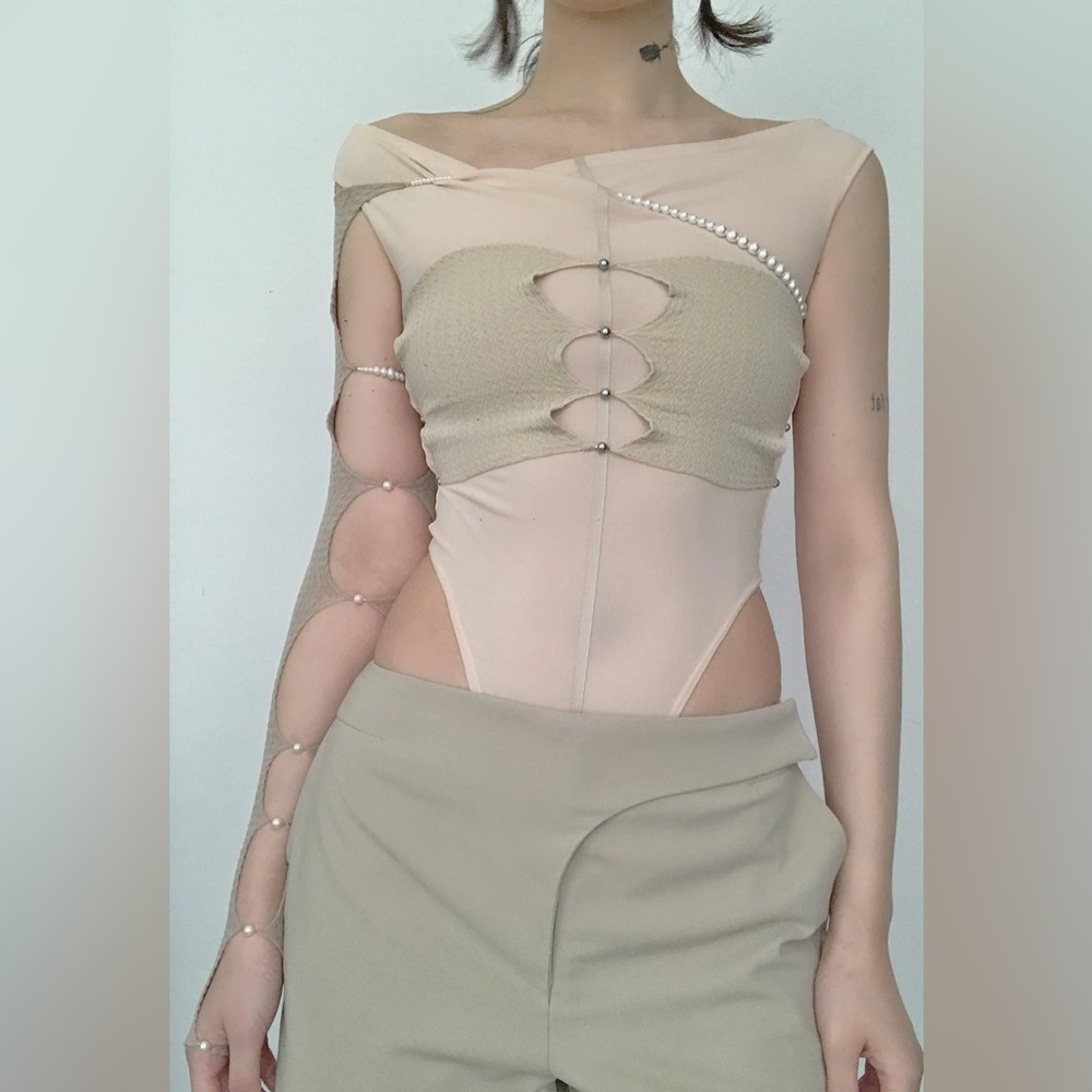 RUI beaded pearl single arm sleeve nude cream size 1 small